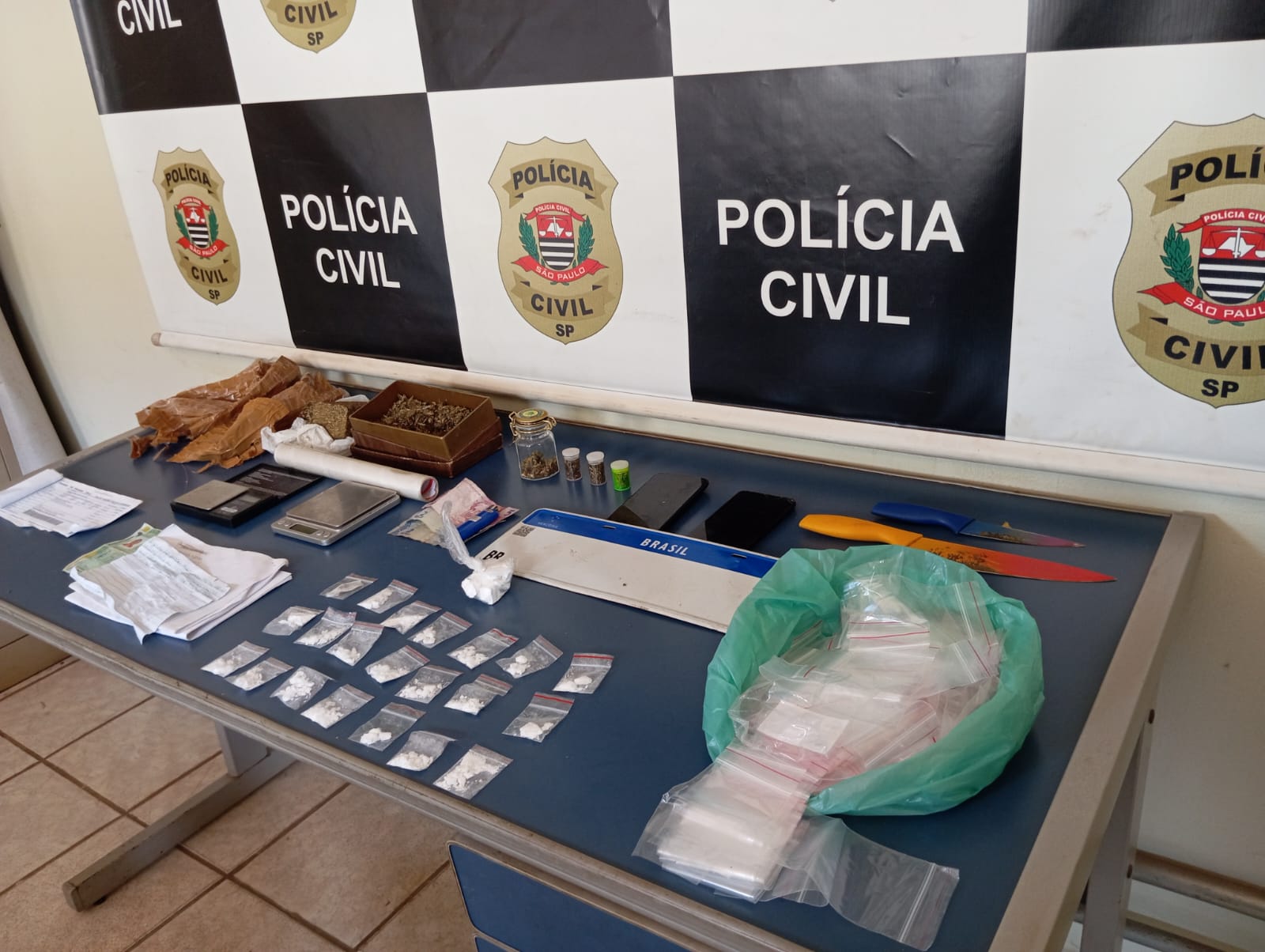 Dois homens são presos por tráfico de drogas no Jequitibás