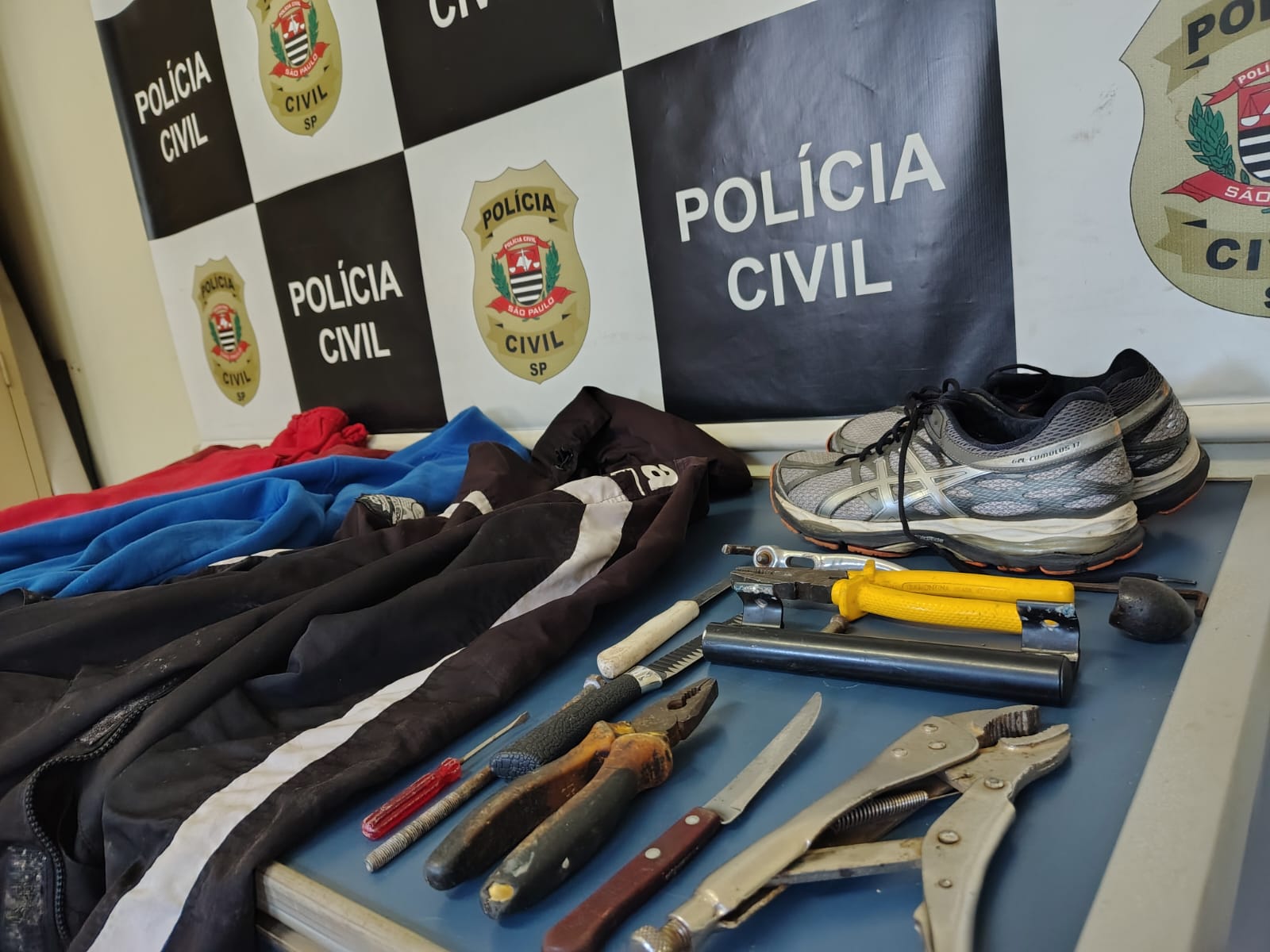 Onda de furtos: foram apreendidas vestimentas utilizadas pelos autores no dia do furto, além de ferramentas empregadas na ação criminosa