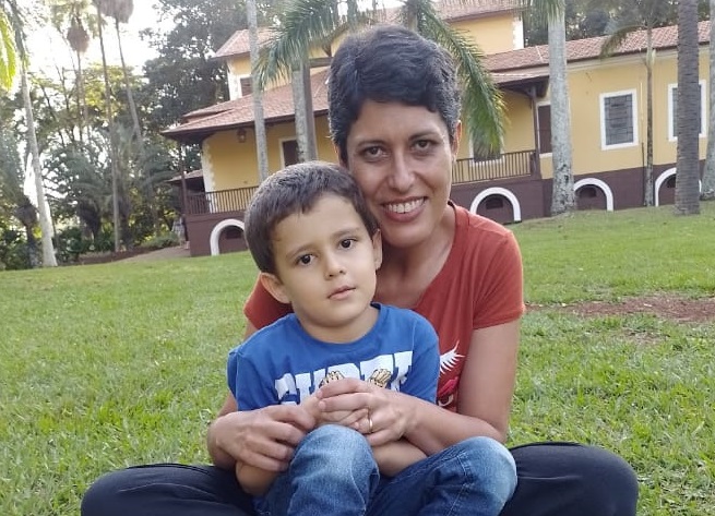 Tatiana Leite Barboza Silva com o filho Miguel que tem transtorno do espectro autista nível 1 de suporte