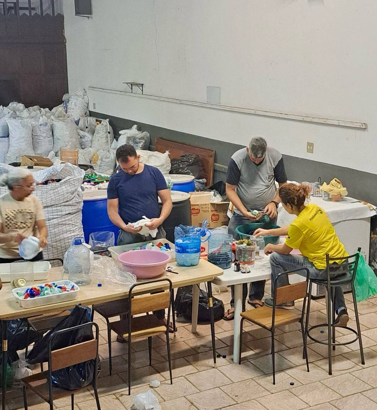 Projeto Guiii: Gui ao lado da tia Angela e da mãe Raquel já fez doação de 76 cadeiras de rodas e 25 cadeiras de banho com a venda de tampinhas, sendo duas delas ao Lar dos Velhinhos de Santa Gertrudes