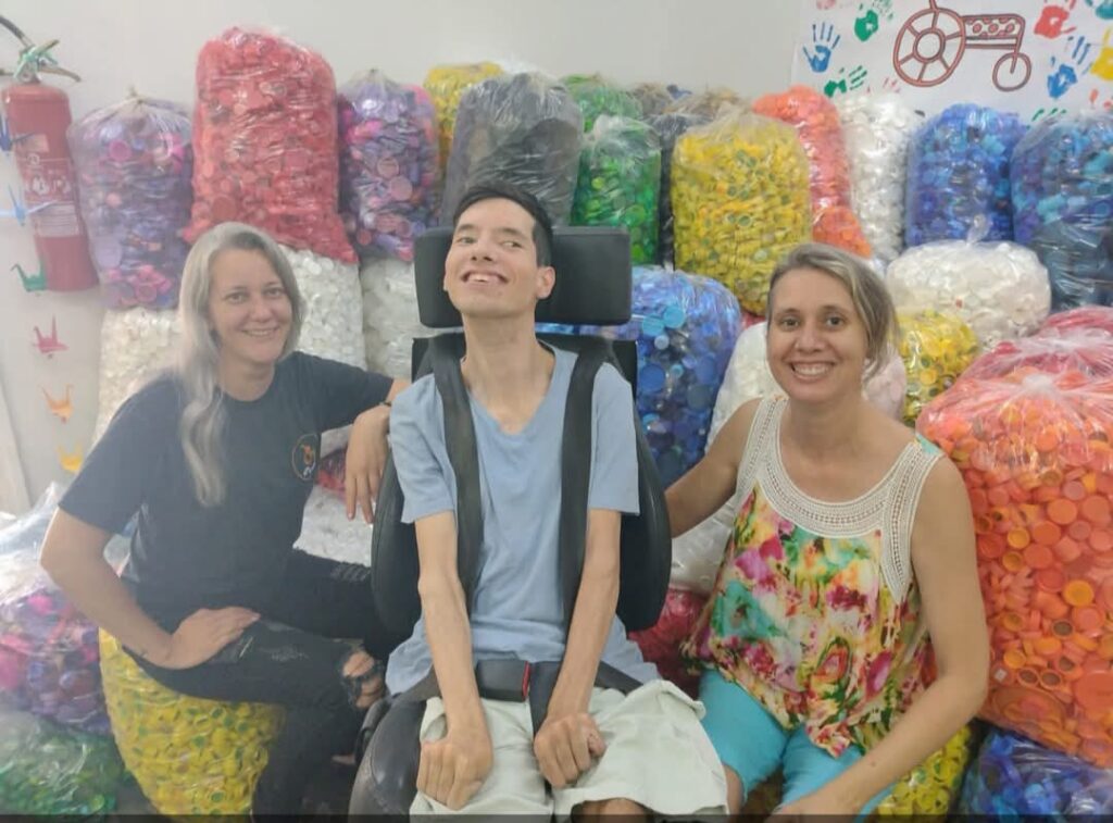 Projeto Guiii: Gui ao lado da tia Angela e da mãe Raquel já fez doação de 76 cadeiras de rodas e 25 cadeiras de banho com a venda de tampinhas, sendo duas delas ao Lar dos Velhinhos de Santa Gertrudes