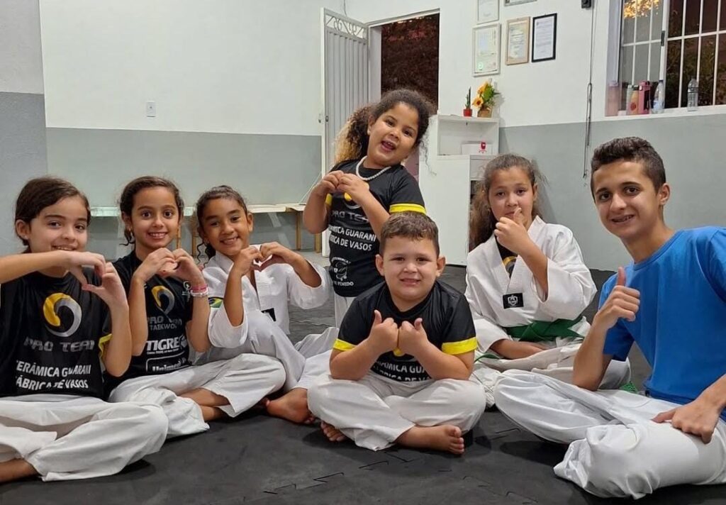 O projeto vai atender crianças e adolescentes de 5 a 15 anos com aulas de Taekwondo e é realizado pela escola de artes marciais Pro Team