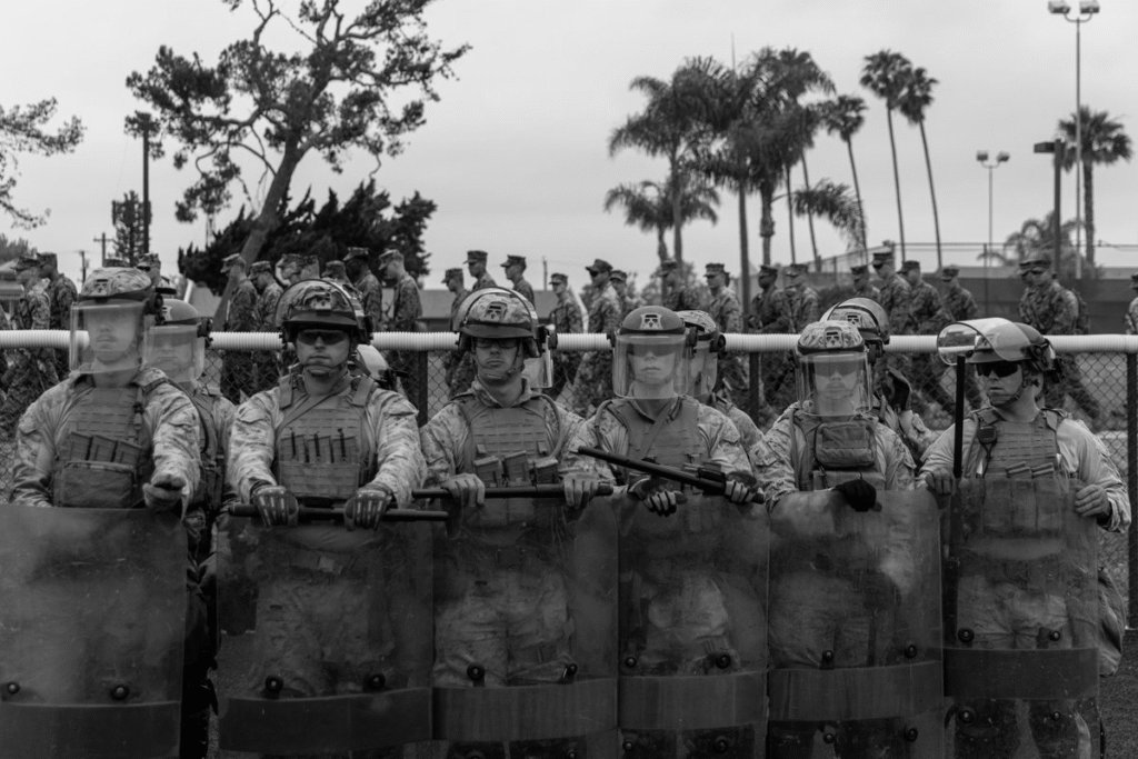 Fuzileiros navais enfileirados m Los Angeles, na Califórnia. - Foto: Departamento de Defesa
