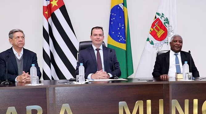 Dia do Pastor: No cento, o presidente da Câmara, Willian José Bento (PL), ladeado pelo prefeito Gino (PL) e pelo presidente do Conselho de Pastores, Pedro Gaspar