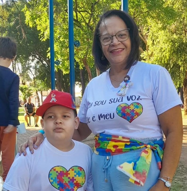 Nuzia com o neto Miguel, de 8 anos, que foi diagnosticado com transtorno do espectro autista nível 2 de suporte