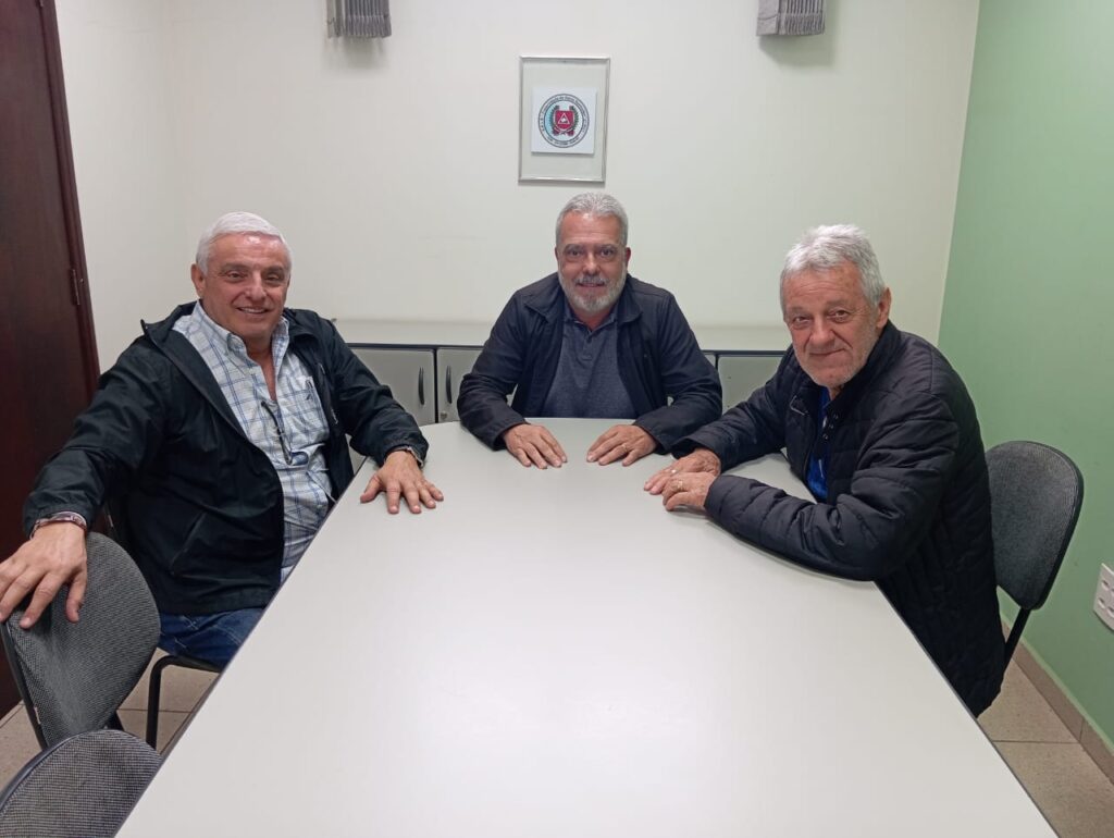 O presidente da ABSA, Silvio Gachido (no centro), ao lado do presidente de honra João Vitte e do diretor José Antonio Milani, o Gancho