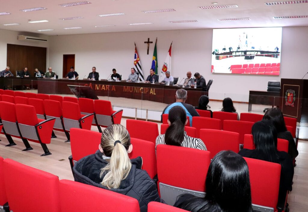 Atual Plano Municipal de Educação (PME) foi prorrogado até 31 de dezembro. Vereadores também aprovam doação de terreno ao CDHU