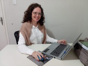 Afastamentos do trabalho: A psicóloga e especialista em segurança ocupacional, Tatiane Melo Oliveira, explica que fatores genéticos e ambientais influenciam no diagnóstico de Transtorno depressivo Recorrente