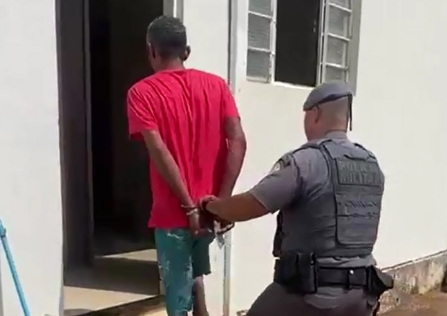 Segundo a PM, homem teria agredido a cunhada com uma bíblia para que ela não entrasse na casa da sogra