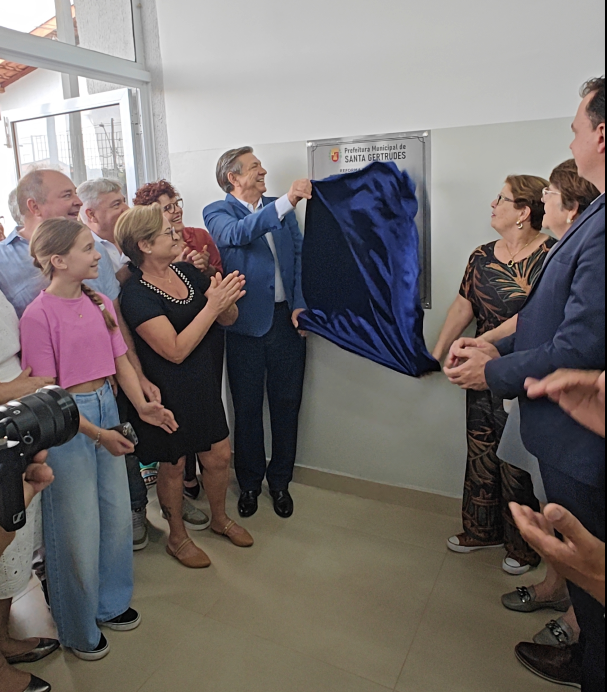 Prefeito Gino faz o descerramento da placa de inauguração da Policlínica Manoel Wendel