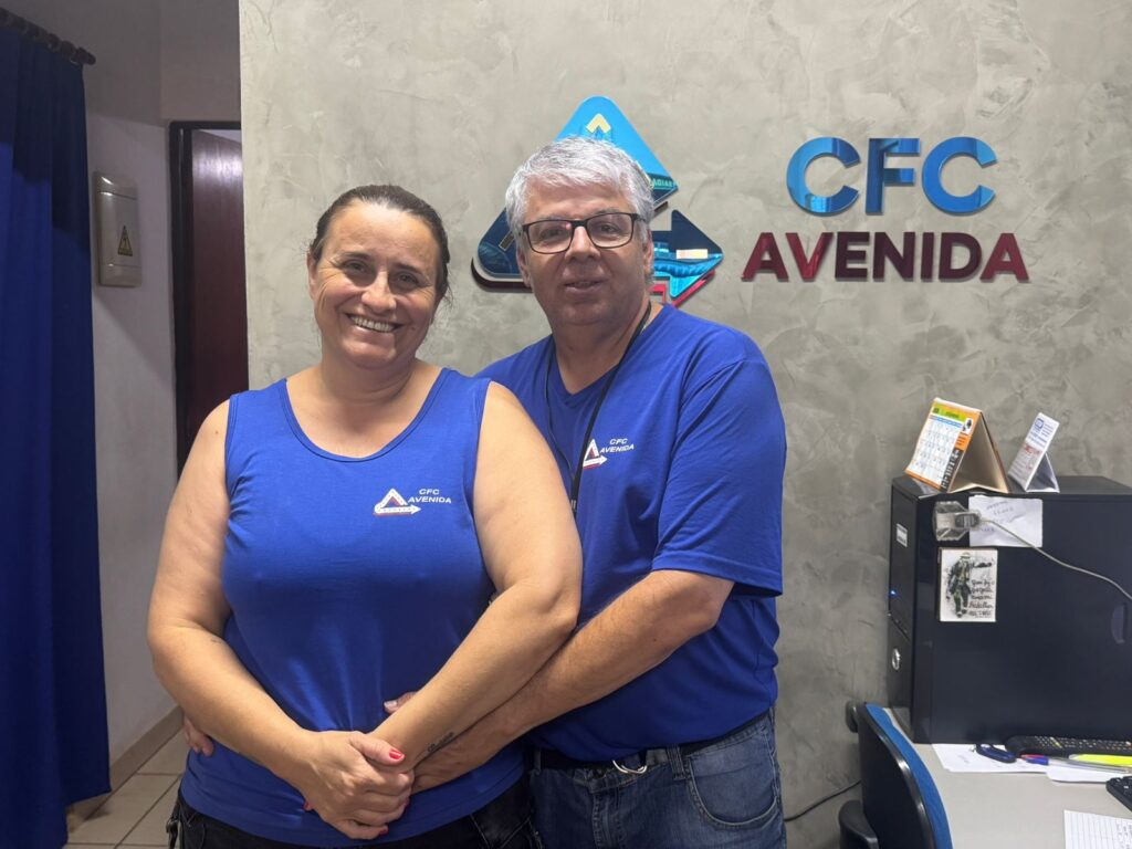 Os diretores da Autoescola Avenida, Walderson Fittipaldi e Elaine Cristina Cigagna Fittipaldi