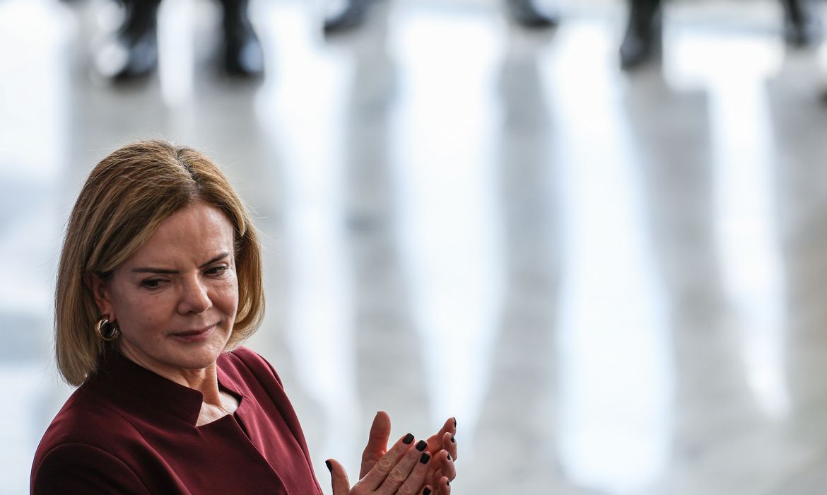 Ministra das Relações Institucionais, Gleisi Hoffmann, afirmou que o presidente da Câmara dos Deputados, Hugo Motta, “é simpático” em colocar o o fim da escala 6x1 em discussão