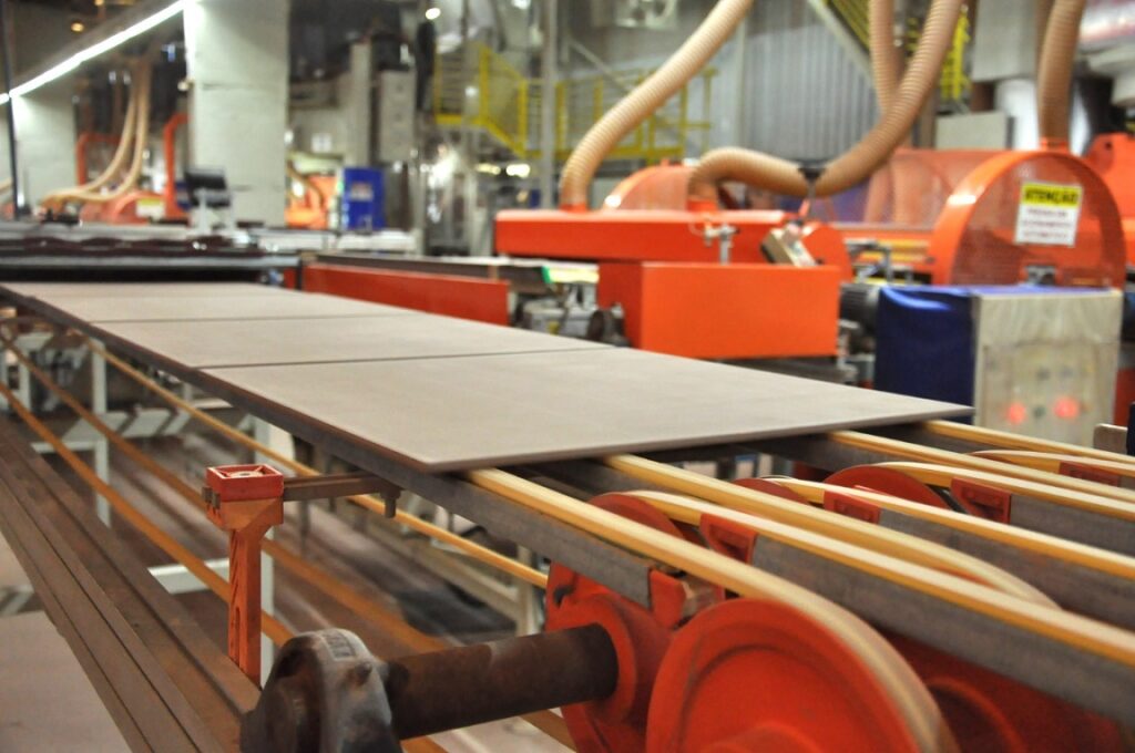 Entre 2023 e 2025, o setor cerâmico registrou um crescimento de 11% no número de vagas de trabalho formalizadas. Segundo Aspacer, o ramo concentra cerca de 60% dos postos de trabalho formais da cidade, o que impacta naturalmente o volume total de registros de acidentes