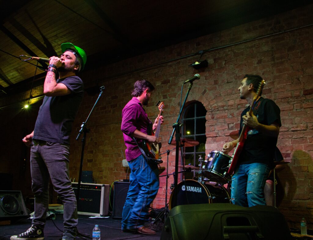 A premiação coroa um ano de expansão para o grupo, marcado pelo lançamento do EP Fantasia Vol. 1 e do clipe "Joana e Joaquina", 