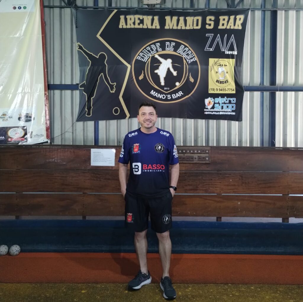 O técnico da equipe de bocha de Santa Gertrudes, Emanoel Aparecido Bueno Luz, o “Mano”, apresentou o novo uniforme da temporada