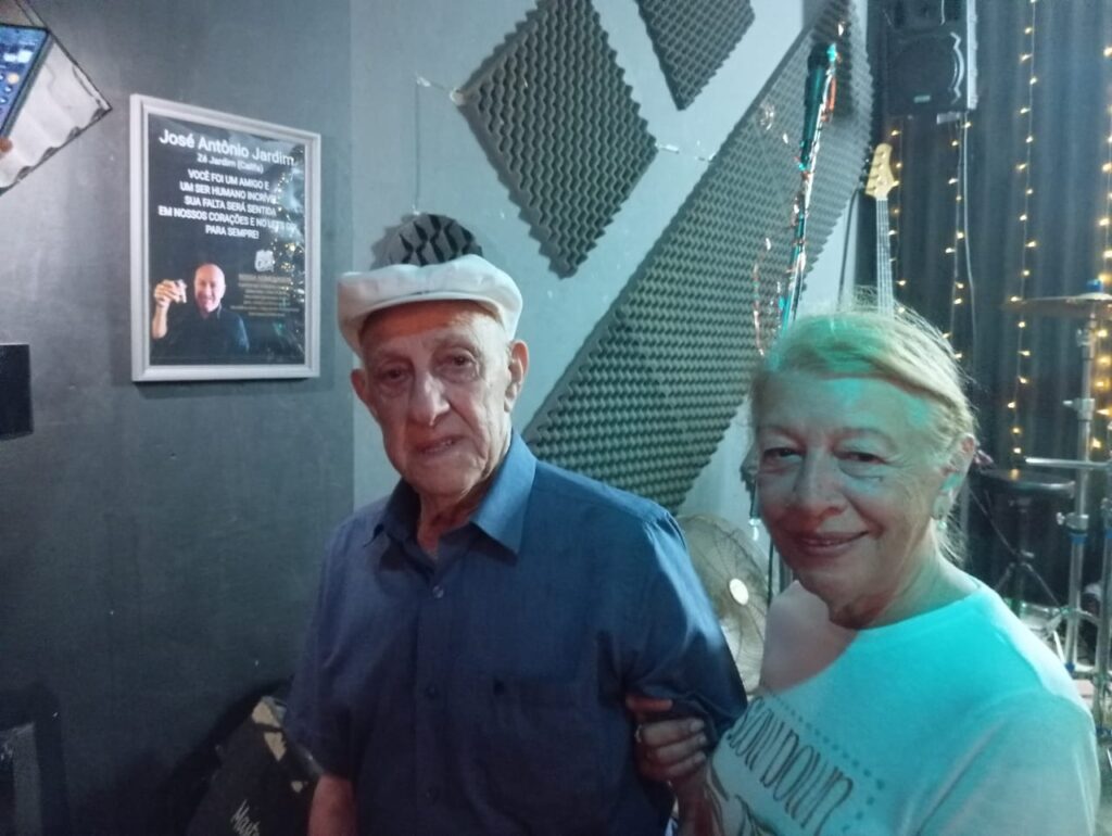 
Descerramento da placa contou com a presença do pai do homenageado, Sebastião Jardini, e da irmã, Sueli Aparecida Jardini