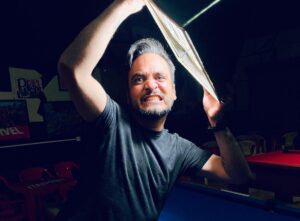 O jornalista Lourenço Favari é editor da Baderna