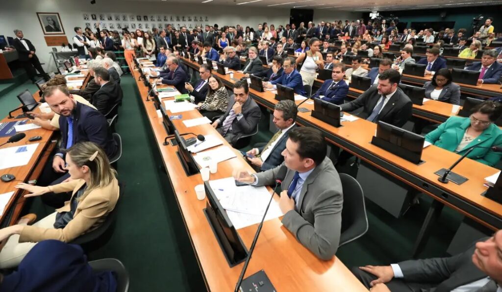 A Proposta de Emenda à Constituição (PEC) 221 de 2019 que acaba com a escala de seis dias de trabalho por um de descanso (6x1) será analisada, nesta quarta-feira (22), na Comissão de Constituição e Justiça (CCJ) da Câmara dos Deputados