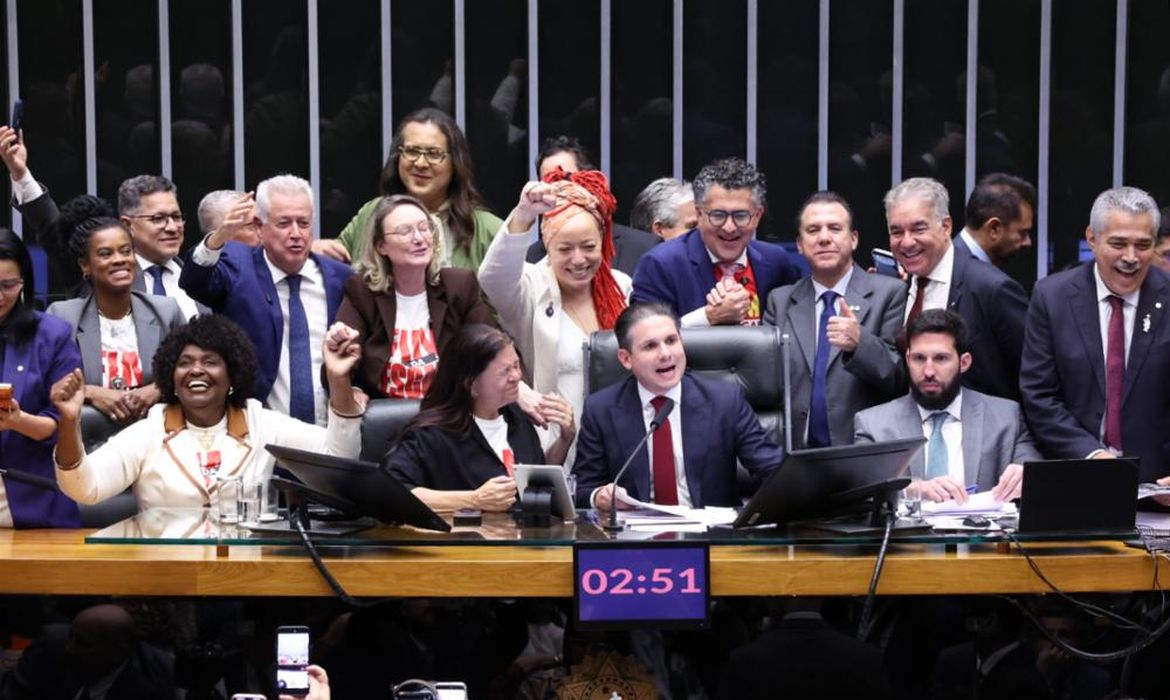 A proposta de emenda à Constituição (PEC), aprovada na Câmara dos Deputados nessa quarta-feira (27), acaba com a escala 6x1, instituindo a obrigatoriedade de dois dias de descanso por semana