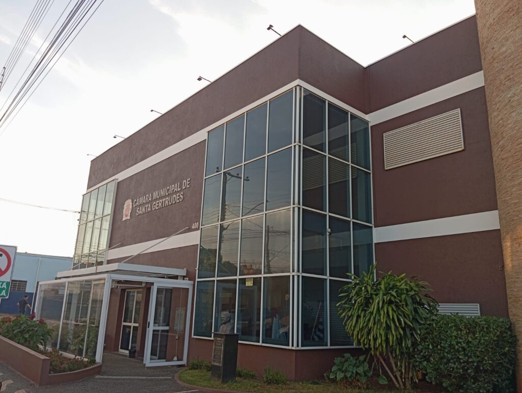 As reuniões presenciais sobre a LDO acontecem na sede da Câmara Municipal, enquanto a transmissão virtual será realizada em tempo real pelo canal oficial no YouTube (@camarasantagertrudes)