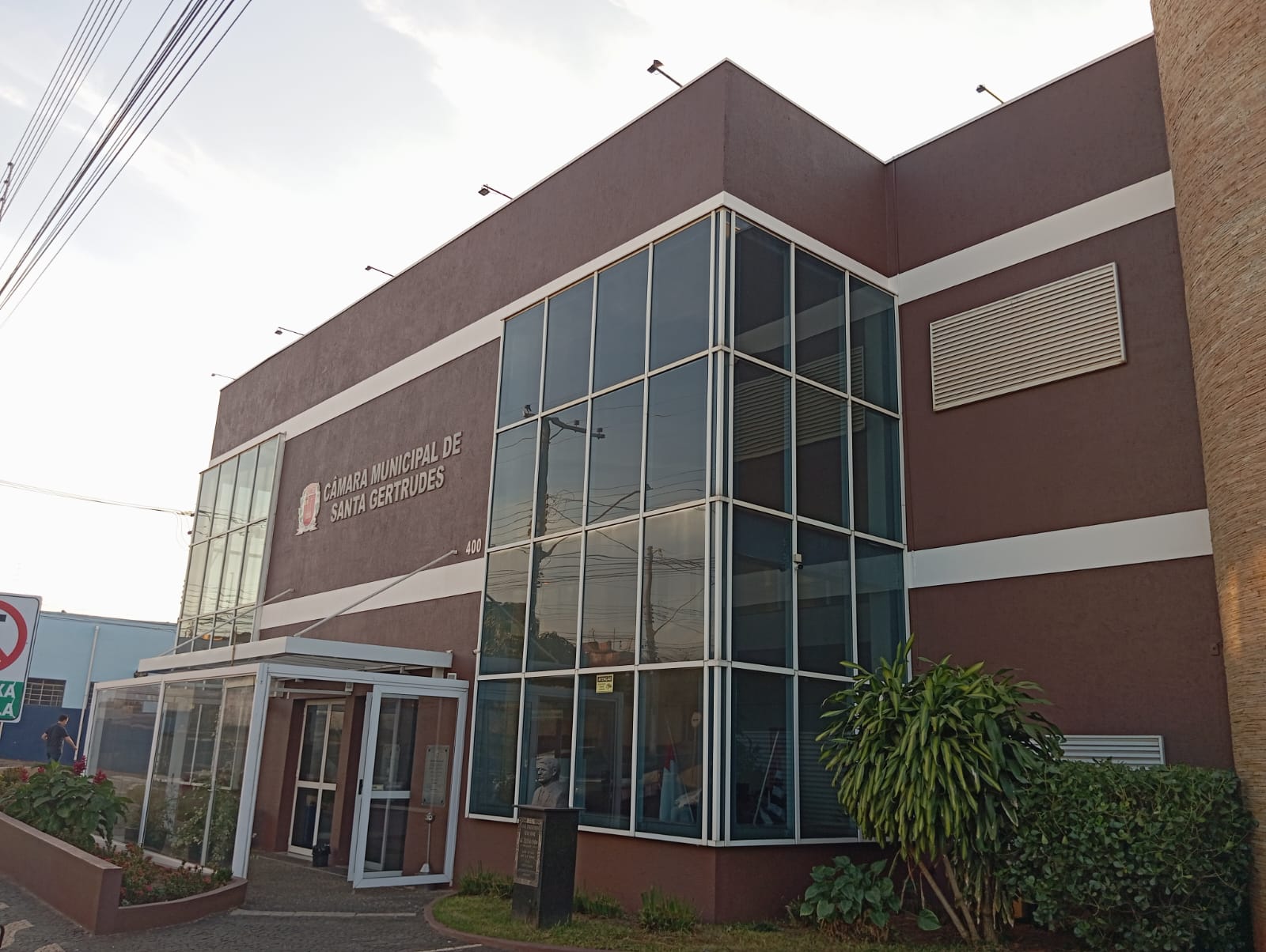As reuniões presenciais sobre a LDO acontecem na sede da Câmara Municipal, enquanto a transmissão virtual será realizada em tempo real pelo canal oficial no YouTube (@camarasantagertrudes)