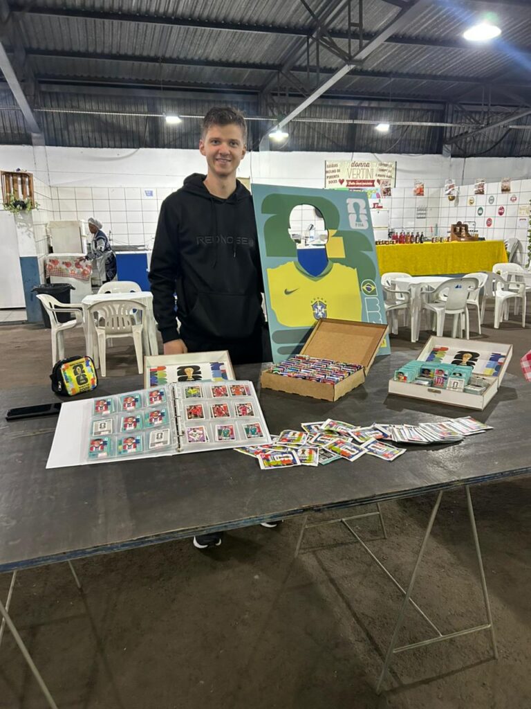 O jovem santa-gertrudense mantém o hábito de completar os álbuns da Copa ao lado da mãe desde a adolescência