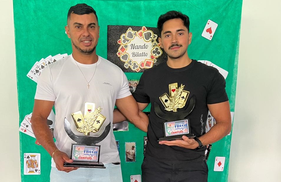 A dupla formada por Nino e Gabriel conquistou o título de campeã no Torneio de Truco Nando Bilatto