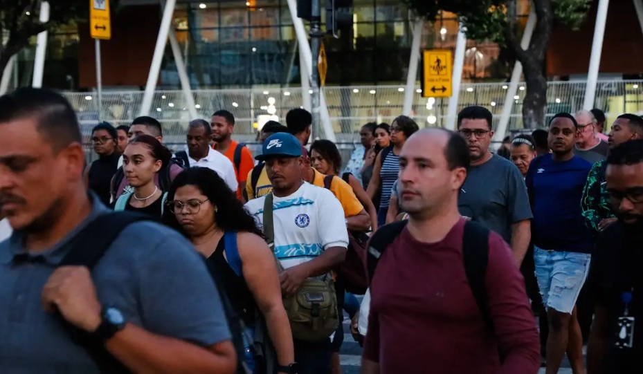 Dia do Trabalhador: Em meio ao índice recorde de 6,1% de ocupação, atos do 1º de maio pelo país transformam a estabilidade econômica em força política para pressionar pelo fim da jornada 6x1