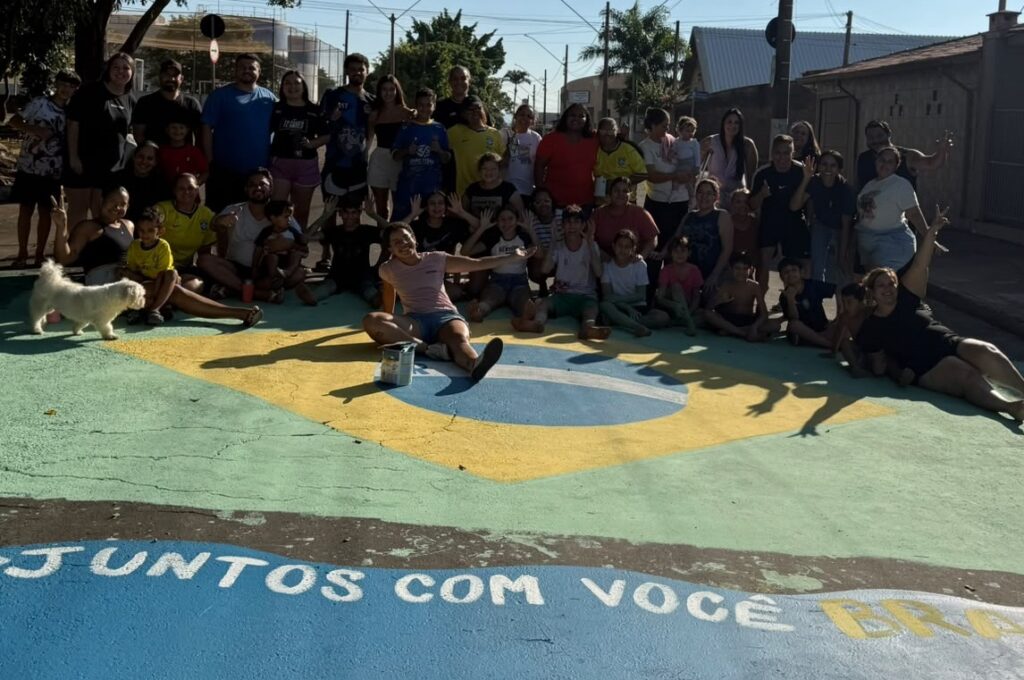 Copa 2026: Decoração no asfalto com as cores da seleção, resgatam memórias de família e promovem a união comunitária nos bairros Jardim Maria Lígia e Centro