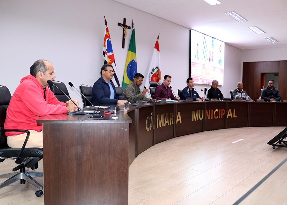 A Câmara aprovou, em duas sessões extraordinárias em regime de urgência a prorrogação do Plano de Educação e R$ 1,129 milhão para iluminação pública