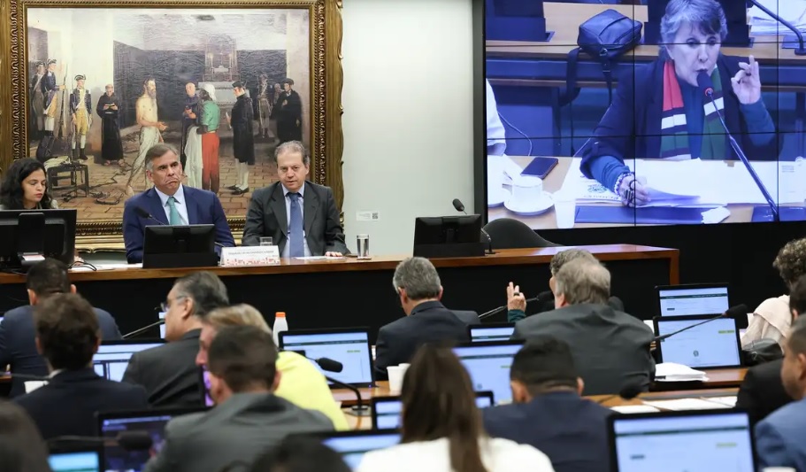 A Comissão de Constituição e Justiça e de Cidadania (CCJ) da Câmara dos Deputados aprovou, nesta quarta-feira (10), a redução da maioridade penal de 18 para 16 anos