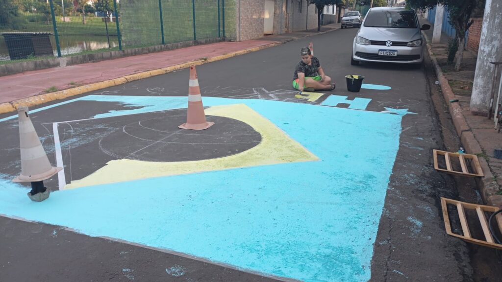 A arte de Suellen Gallo e seu filho Pedro para a Copa 2026 foi feita na Avenida 5, em frente ao Lago da Aspacer