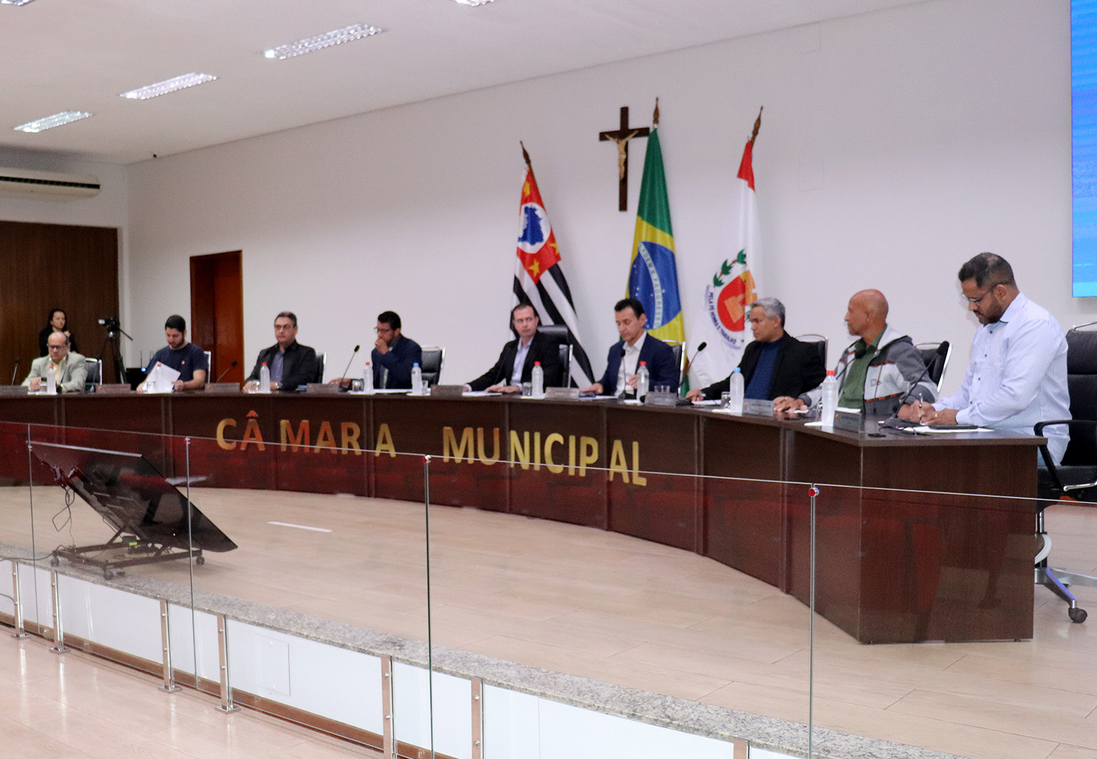 Além do período oficial de recesso, o calendário de atividades no plenário é delimitado pela frequência das reuniões regulares, que acontecem apenas três vezes por mês