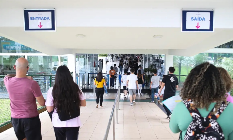 O Fies financia a graduação de estudantes matriculados em cursos presenciais não gratuitos em faculdades privadas e com avaliação positiva no Sistema Nacional de Avaliação da Educação Superior (Sinaes) do MEC - Foto: Valter Campanato/Agência Brasil