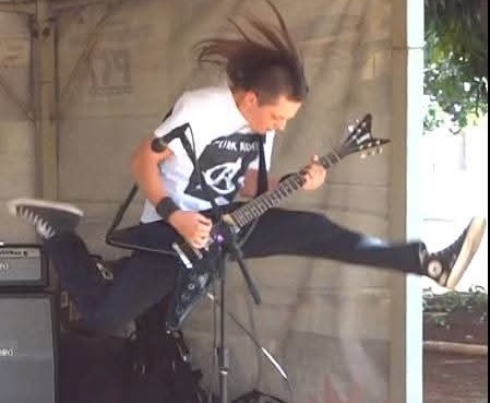 Quebrando tudo com sua banda, a Alerta Mental, que está temporariamente pausada a procura de um novo baterista