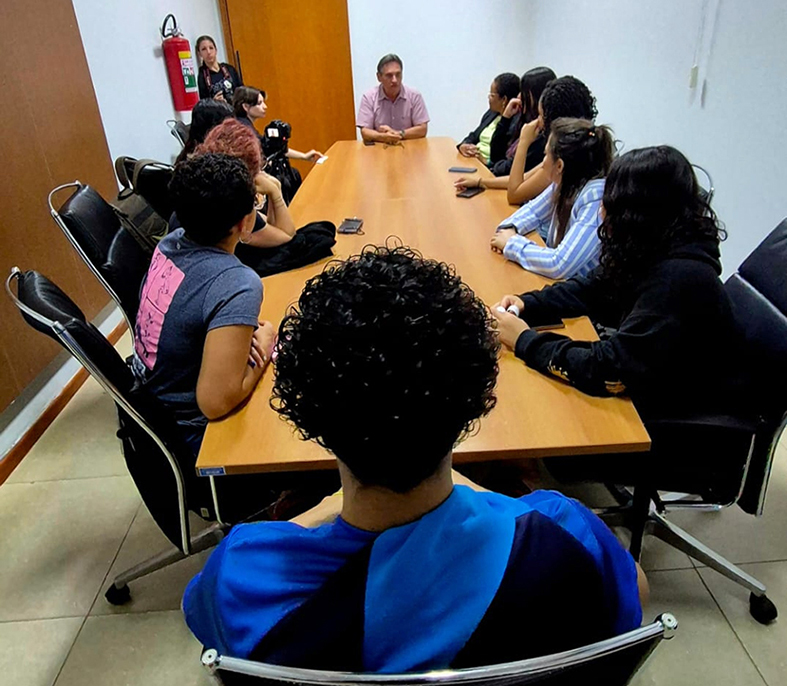Adolescentes do Serviço de Convivência entrevistaram em video o vereador Luiz Basso que vai integrar video que os assistidos estão produzindo. O material deve ser exibidio na Conferência Municipal dos Direitos da Criança e do Adolescente