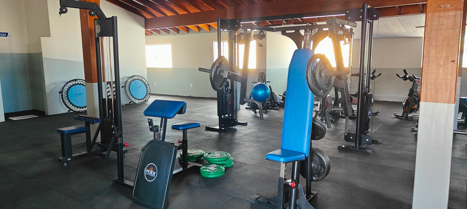 Inaugurada em agosto do ano passado no bairro Parque dos Jequitibás, a academia municipal ainda não havia entrado em operação devido à ausência de um profissional da área de Educação Física