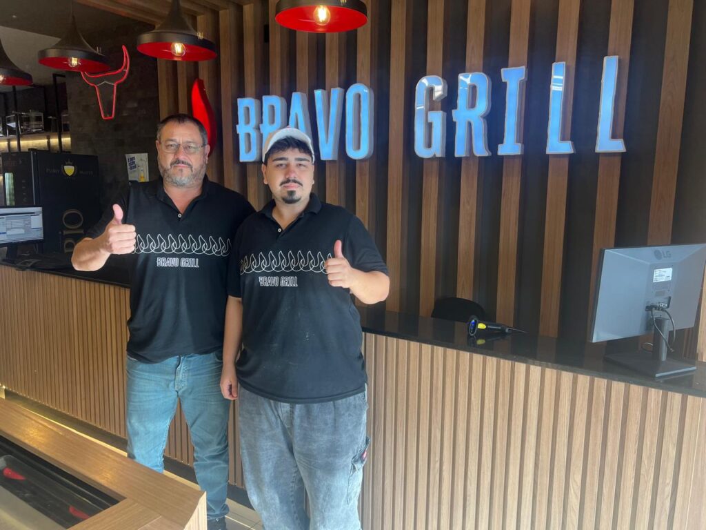 A Bravo Grill é comandada pelos sócios Celso Aparecido Pessoa Junior, conhecido como Moskito, e seu filho, Felipe Pessoa
