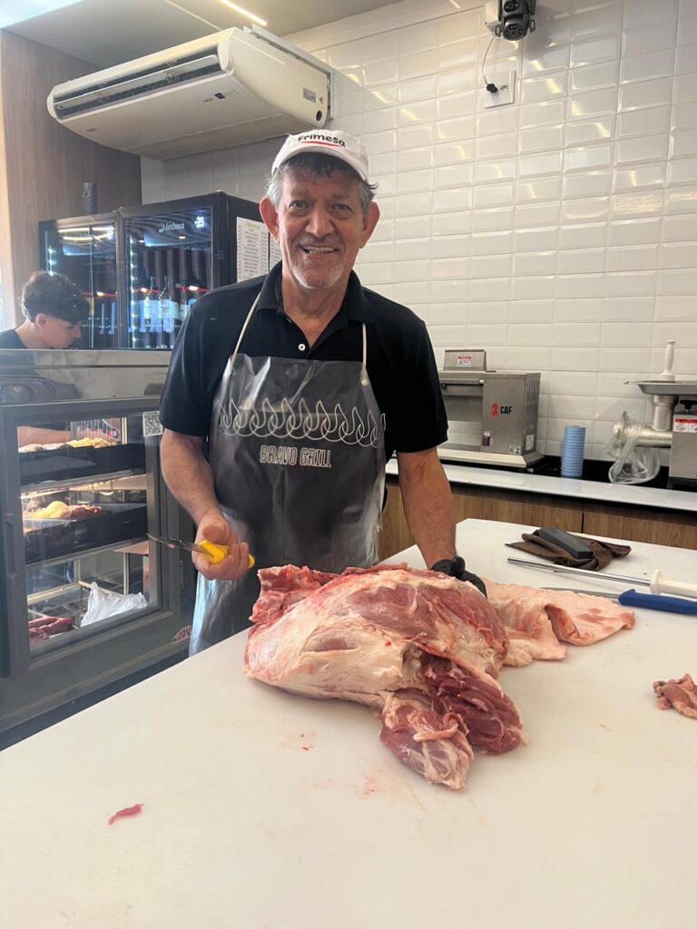 Benedito Donizetti de Mello, o Dito, preparado um pernil traseiro suíno