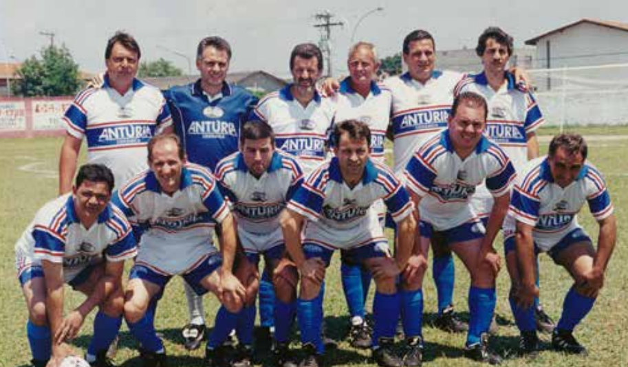 Equipe dos veteranos de Santa Gertrudes em 1999. Em pé: Tesseti, Zé Antonio, Gancho, Rude, Picolé, Cézar. Agachados: Valdir, Bezerra, Richard, Agnaldo, Aaron e Tcheco