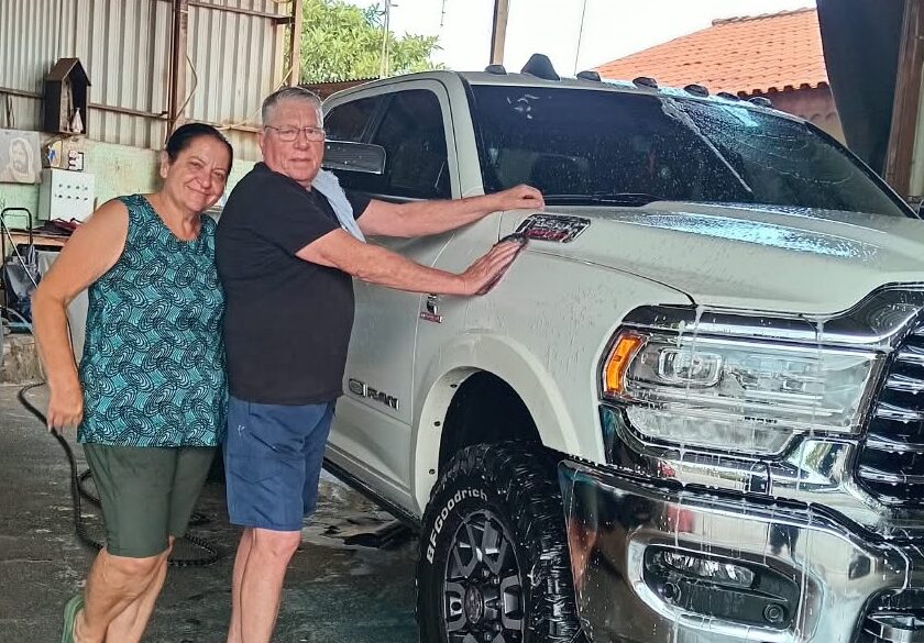 Lemão com sua esposa Neusa Gaviolla Bueno, que também coloca a mão na massa na lavagem dos veículos