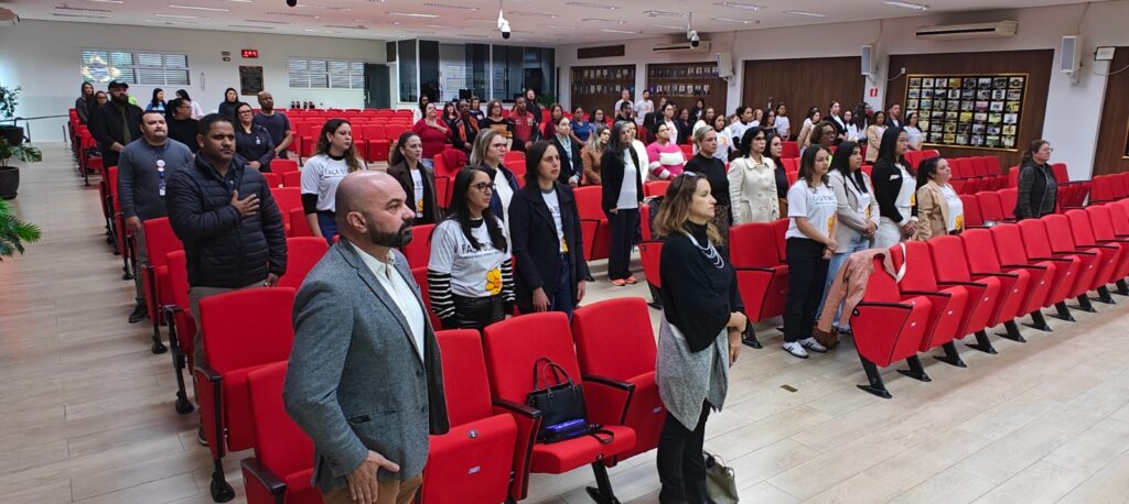 Evento acontece nesta quinta-feira (24) na Câmara e reúne população para propor melhorias em políticas públicas. Na foto, participantes do 2º Fórum Municipal de Enfrentamento à Violência Sexual contra Crianças e Adolescentes