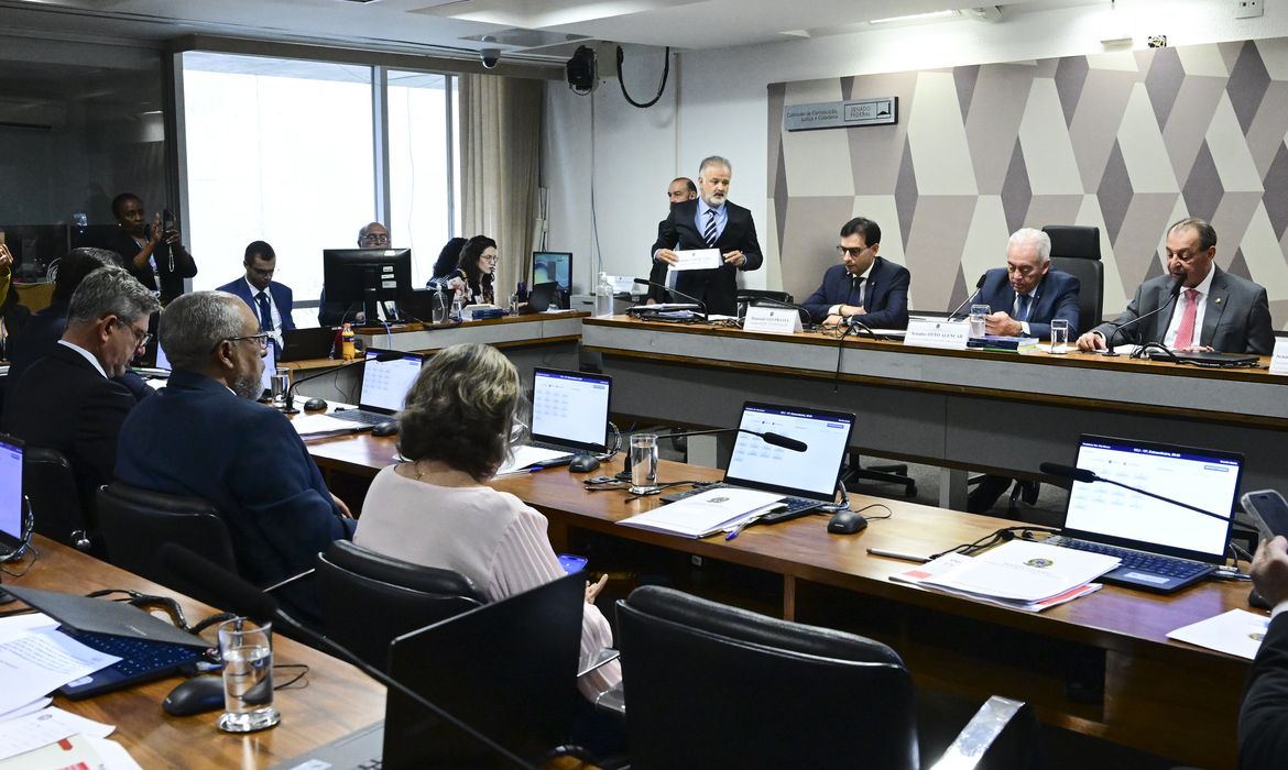 Dos 27 senadores presentes na comissão, apenas quatro registraram votos contrários