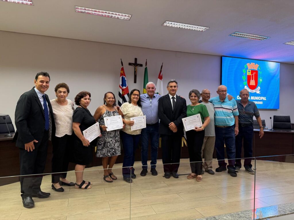 O ex-prefeito João Vitte esteve presente na cerimônia de posse ao lado do criador da iniciativa Luiz Basso