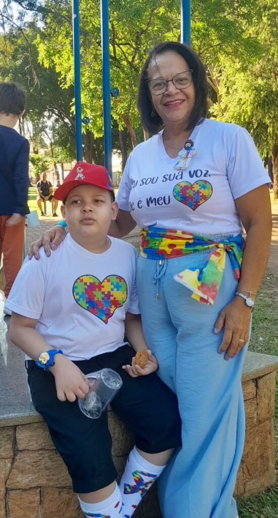 A presidente da associação, Núzia Maria junto do seu neto Miguel Cassimiro