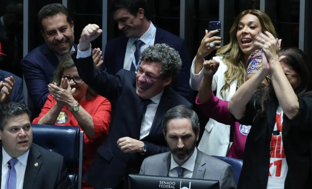 O quórum exigido para uma emenda constitucional era de pelo menos 49 votos favoráveis. Projeto teve 75 votos a favor - Foto: Lula Marques/Agência Brasil