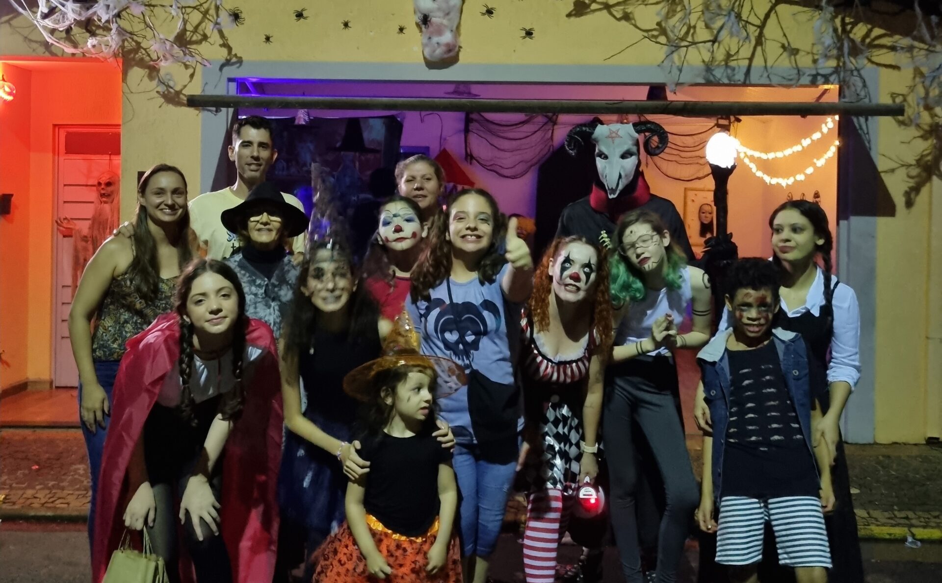 NO BAIRRO SÃO JOAQUIM: Com fechamento de vias e apoio de moradores como a Família Roque, evento neste sábado (31) reúne famílias, premiação de fantasias e atrações assustadoras na região central do município